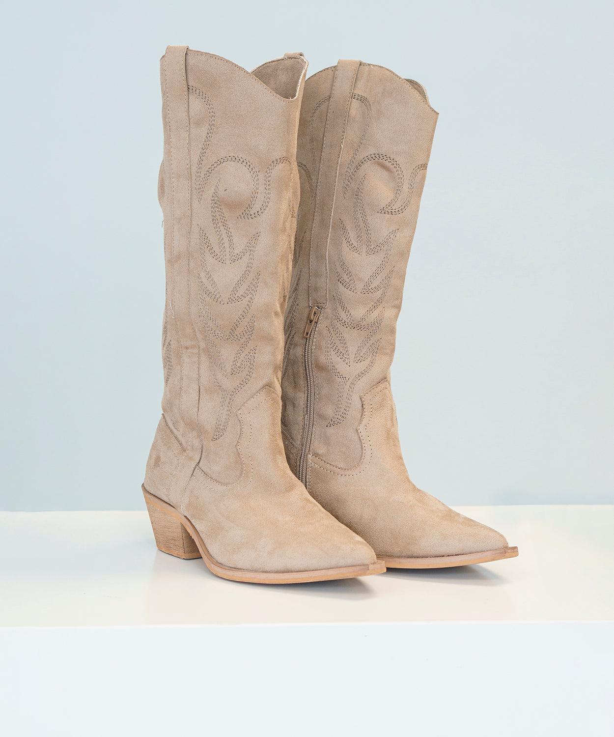 Bota alta cowboy bordado beige